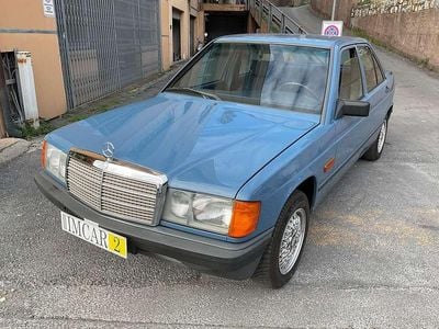 Usata Mercedes 190 94 CV (69 kW) 1983 Blu/azzurro Berlina