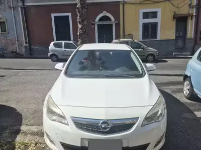 Usata Opel Astra 110 CV (80 kW) 2011 Bianco Berlina