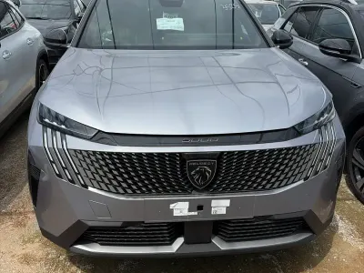Nuova Peugeot 5008 GT 136 CV (100 kW) 2026 Grigio artense con tetto black diamond SUV