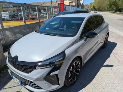 Używany Renault Clio V 101 KM (74 kW) 2023 Szary Sedan/Limuzyna