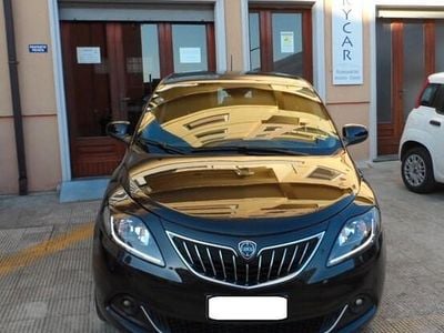 Begagnad Lancia Ypsilon Gold 69 HK (50 kW) 2023 Svart Halvkombi