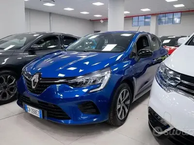 Begagnad Renault Clio V Techno 91 HK (66 kW) 2024 Blå Sedan