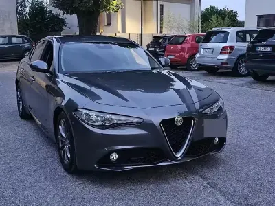 Usata Alfa Romeo Giulia 150 CV (110 kW) 2017 Grigio Berlina