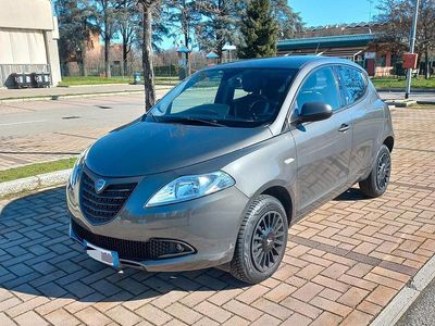 Usado Lancia Ypsilon 81 HP (59 kW) 2014 Citadino