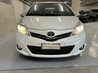 Usata Toyota Yaris 69 CV (50 kW) 2014 Bianco Utilitaria