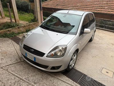 Begagnad Ford Fiesta 2008 Grå Sedan