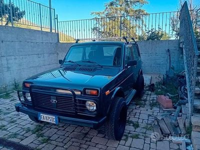 Usata Lada niva 81 CV (59 kW) 2010 Verde SUV