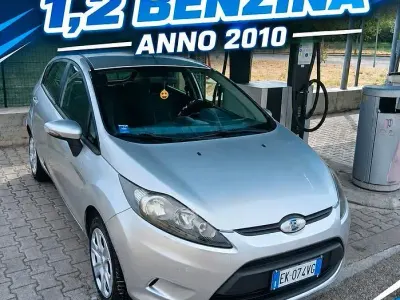 Usata Ford Fiesta 60 CV (44 kW) 2010 Grigio Berlina