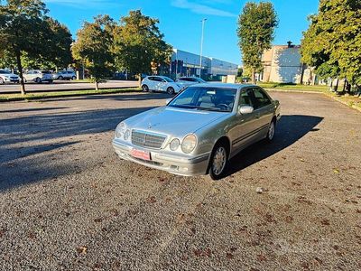 Usata Mercedes E200 Elegance 186 CV (136 kW) 2000 Grigio Berlina