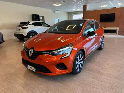 Usata Renault Clio V SE 67 CV (49 kW) 2023 Arancione Berlina
