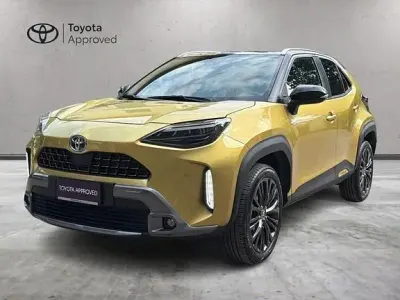 Usata Toyota Yaris Cross 116 CV (85 kW) 2022 Brass gold & black SUV