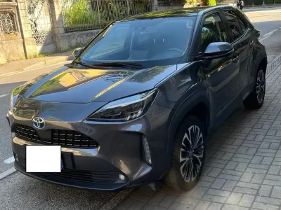 Usata Toyota Yaris Hybrid Lounge 92 CV (67 kW) 2022 Grigio Station wagon
