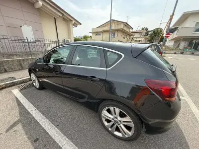 Usata Opel Astra Cosmo 125 CV (91 kW) 2011 Nero Berlina
