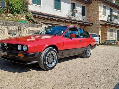 Begagnad Alfa Romeo Alfetta 130 HK (95 kW) 1985 Röd Sportkupé