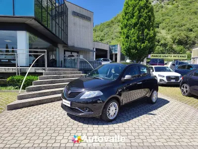 Usado Lancia Ypsilon Gold 69 HP (50 kW) 2016 Preto Citadino