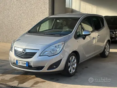 Usado Opel Meriva Cosmo 120 CV (88 kW) 2012 Gris Monovolumen