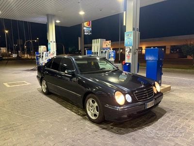 Begagnad Mercedes E240 170 HK (125 kW) 2001 Blå Sedan