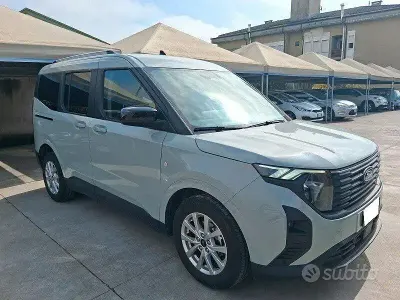Begagnad Ford Tourneo Courier Titanium 125 HK (91 kW) 2024 Grön Minibuss