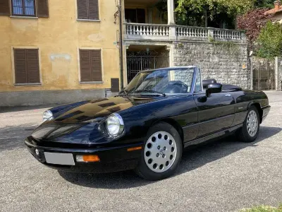 Begagnad Alfa Romeo Spider Veloce 117 HK (86 kW) 1991 Svart Cab