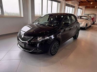 Begagnad Lancia Ypsilon Gold 69 HK (50 kW) 2022 Svart Halvkombi