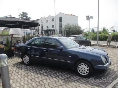 Usata Mercedes E250 Avantgarde 113 CV (83 kW) 1996 Blu Berlina