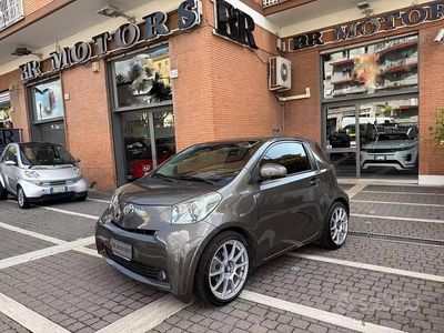 Begagnad Toyota iQ Executive 98 HK (72 kW) 2011 Grå Halvkombi