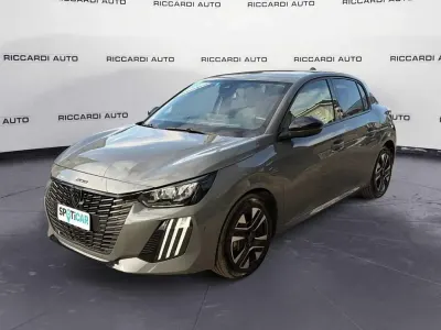 Usata Peugeot 208 Allure 101 CV (74 kW) 2024 Grigio Utilitaria