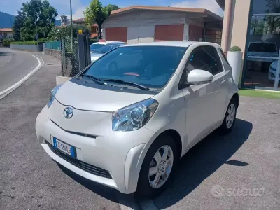 Usata Toyota iQ Sol 68 CV (50 kW) 2011 Bianco Utilitaria