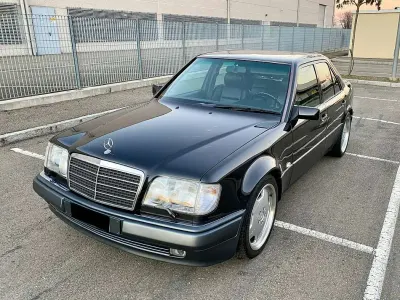 Usata Mercedes E500 326 CV (239 kW) 1993 Nero Berlina