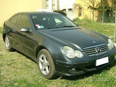 Usata Mercedes C220 Avantgarde 963 CV (708 kW) 2004 Grigio Coupé