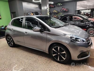 Usata Peugeot 208 Signature Sky 102 CV (75 kW) 2019 Grigio Utilitaria