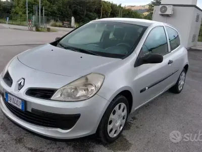 Usata Renault Clio II Dynamique 85 CV (62 kW) 2006 Grigio Berlina