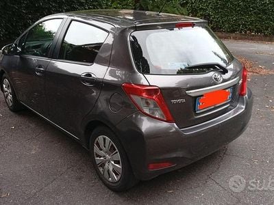 Usata Toyota Yaris Lounge 69 CV (50 kW) 2012 Grigio Utilitaria