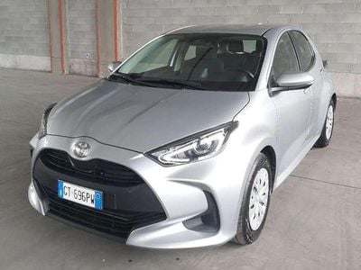 Usata Toyota Yaris Hybrid Active 92 CV (67 kW) 2024 Silver met Berlina