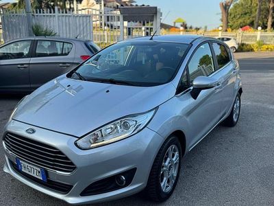 Usata Ford Fiesta 95 CV (69 kW) 2017 Gray Berlina