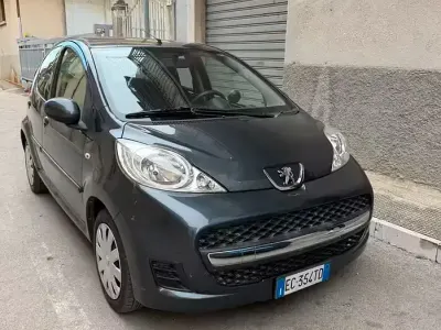 Usata Peugeot 107 68 CV (50 kW) 2010 Grigio Utilitaria