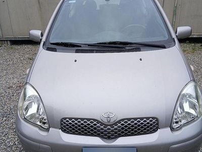 Usata Toyota Yaris 65 CV (47 kW) 2004 Grigio Berlina