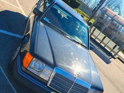 Usado Mercedes E200 122 CV (89 kW) 1990 Negro Berlina
