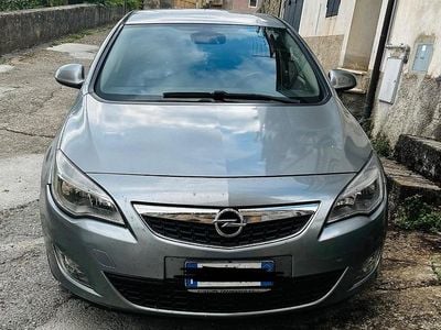 Usata Opel Astra 110 CV (80 kW) 2011 Grigio Utilitaria