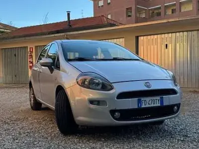 Usata Fiat Punto Lounge 69 CV (50 kW) 2016 Argento Utilitaria