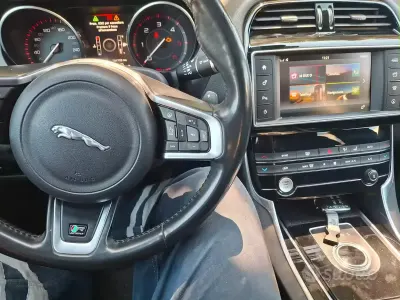 Usata Jaguar XE R-Sport 180 CV (132 kW) 2022 Bluazzurro Berlina