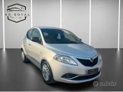 Usado Lancia Ypsilon Gold 69 CV (50 kW) 2017 Gris Utilitario
