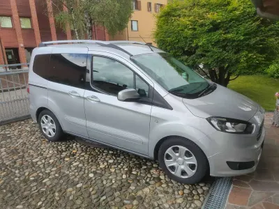 Usata Ford Tourneo Courier 75 CV (55 kW) 2018 Argento Monovolume