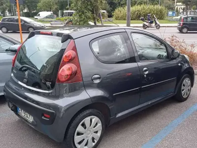 Usata Peugeot 107 Active 68 CV (50 kW) 2012 Nero Utilitaria