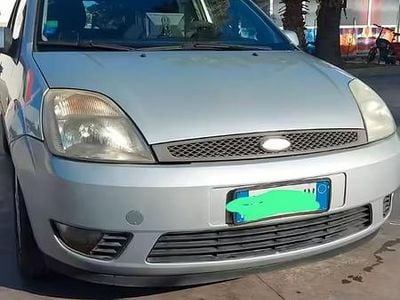 Begagnad Ford Fiesta 68 HK (50 kW) 2005 Grå Halvkombi