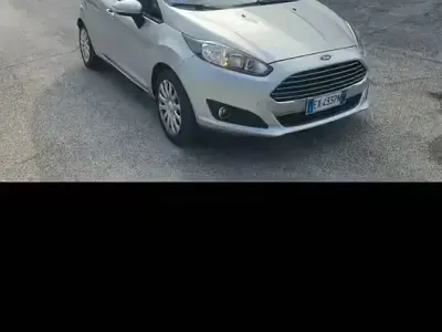 Usata Ford Fiesta 75 CV (55 kW) 2014 Grigio Utilitaria