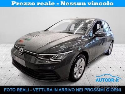 Usata VW Golf VIII Life 131 CV (96 kW) 2022 Grigio Berlina