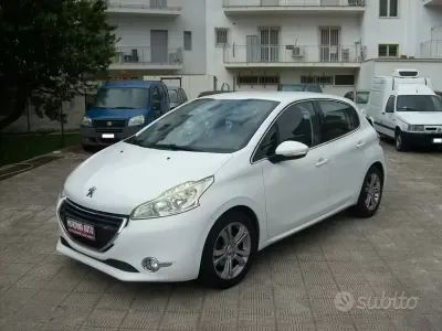 Usata Peugeot 208 Allure 68 CV (50 kW) 2015 Bianco Utilitaria