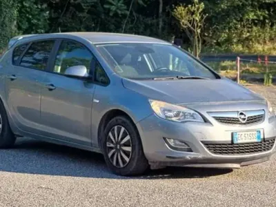 Usata Opel Astra Cosmo 110 CV (80 kW) 2010 Argento Coupé
