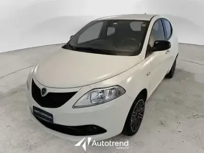 Begagnad Lancia Ypsilon Gold 69 HK (50 kW) 2021 Vit Halvkombi